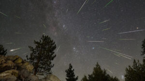 hujan meteor Perseid kembali menghiasi langit Indonesia pada 12–13 Agustus 2025