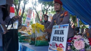 Beras Murah Meriah, Warga Serbu Polda Metro!