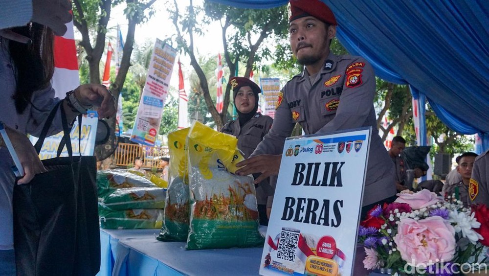 Beras Murah Meriah, Warga Serbu Polda Metro!