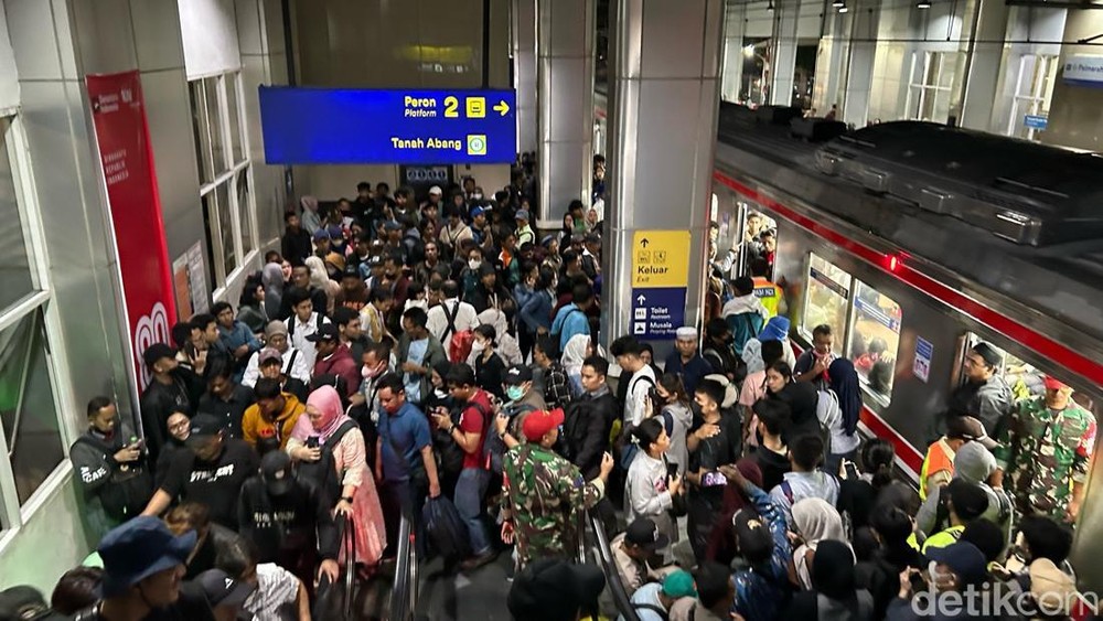 Aksi Demo DPR, KRL Tanah Abang Terganggu