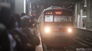 Demo DPR, Stasiun Kebayoran Padat Penumpang!