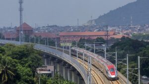 Kereta Cepat Surabaya Jadi Rebutan China Jepang